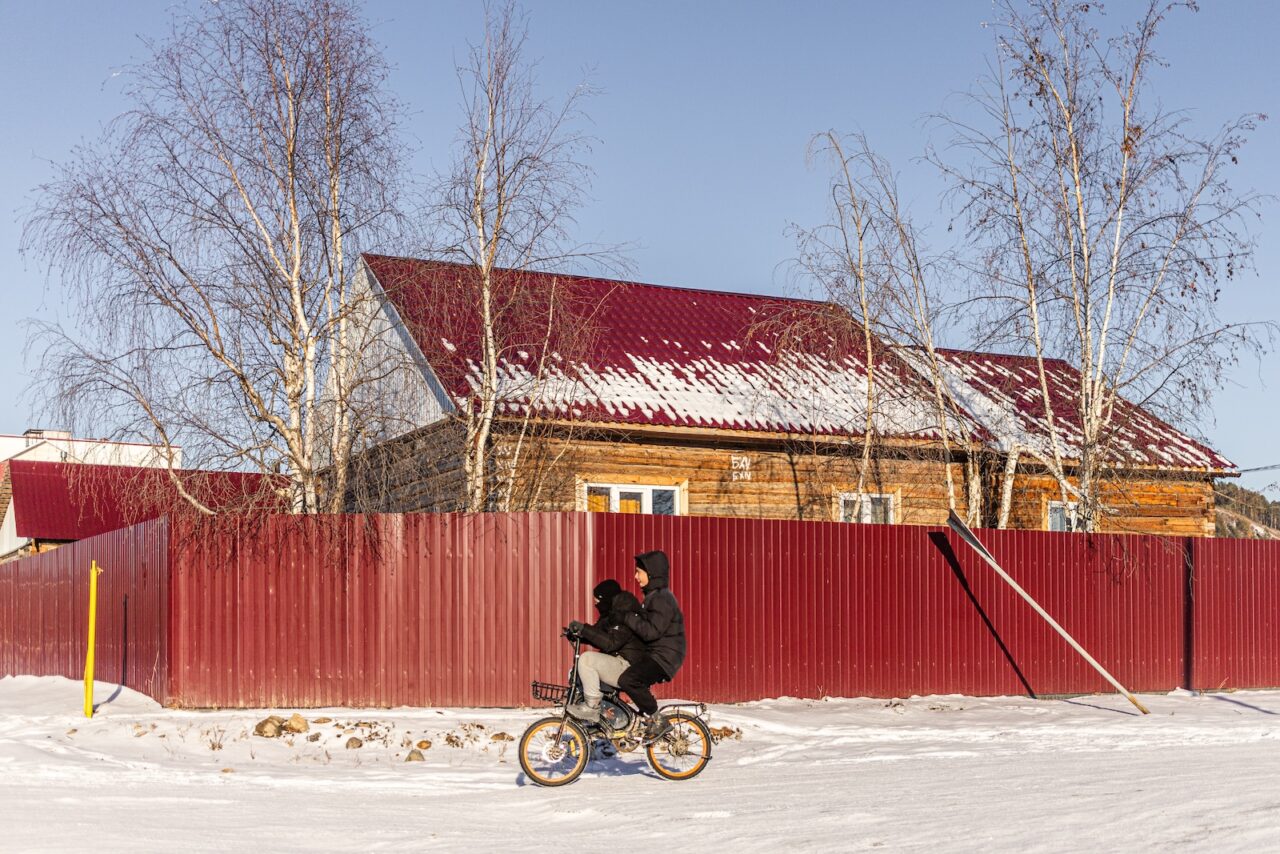 Молодежь Олекминска собирается в небольшом торговом центре  «Даймонд» где есть кафе, или встречается на улице