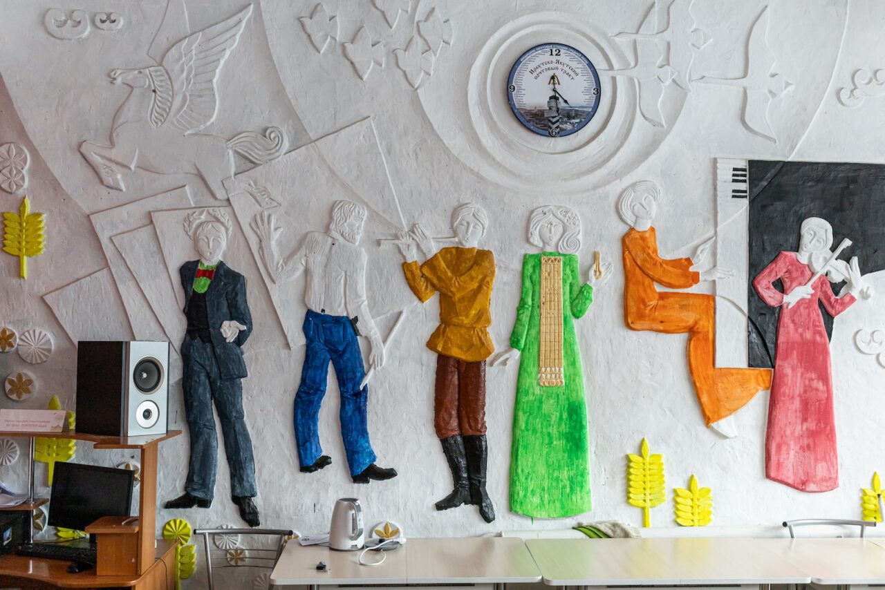 Стена в культурном центре «Гармония», где проходят концерты, есть вокальные и танцевальные кружки