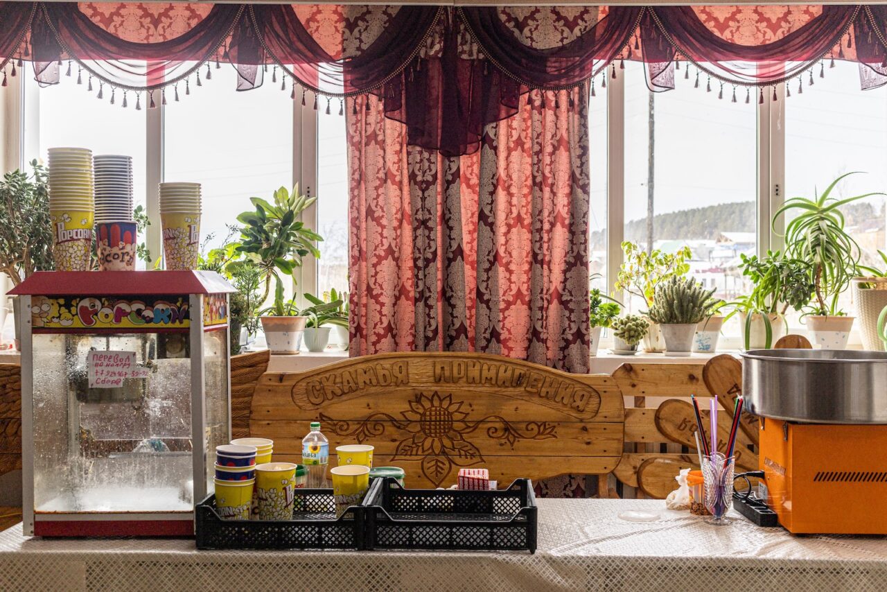 В Олекминске нет кинотеатра. Фильмы показывают на экране в культурном центре «Гармония»