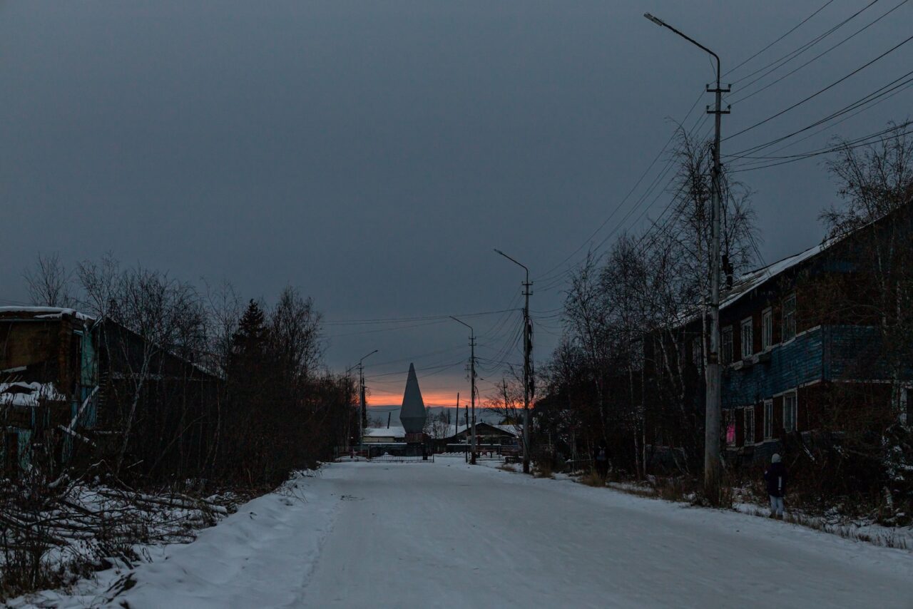 Зимними вечерами на улицах города малолюдно. В основном гуляют подростки
