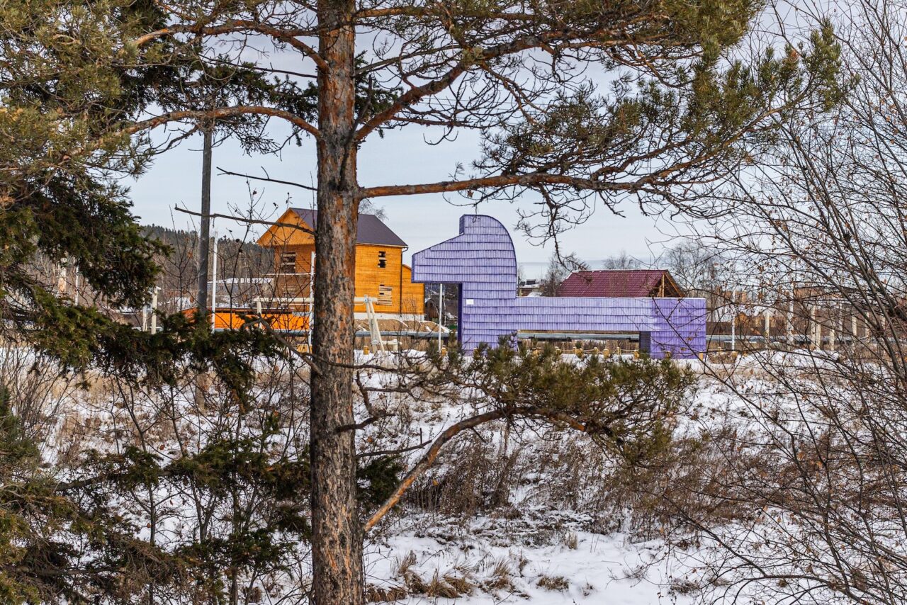 В парке Олекминска построили самую большую в городе детскую площадку с деревянной лошадью. Под ней лежат бутылки и окурки