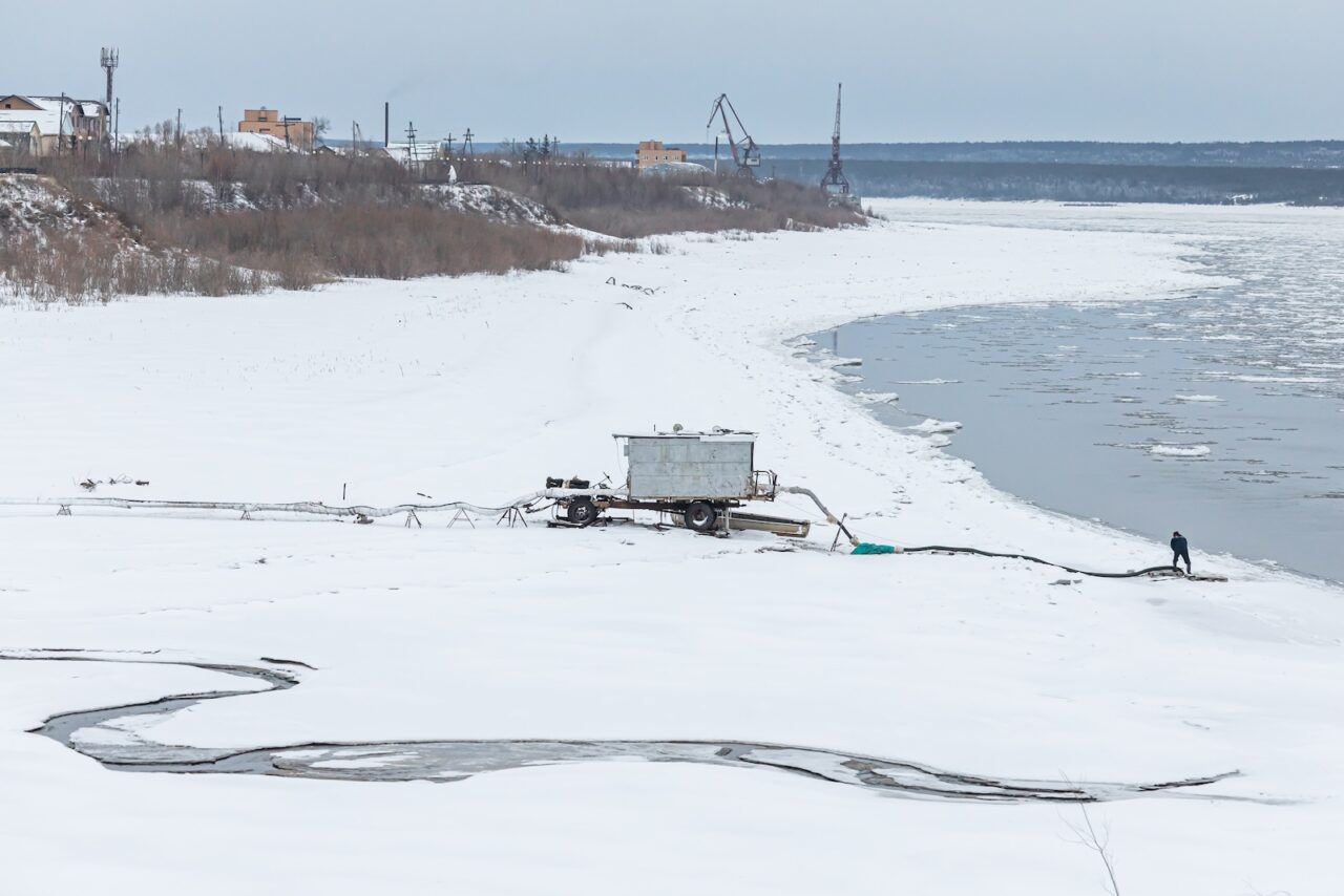 Из-за отсутствия дороги продукты в городе дорогие. Зимой, когда река замерзает, некоторые жители ездят по зимнику в Якутск закупиться подешевле
