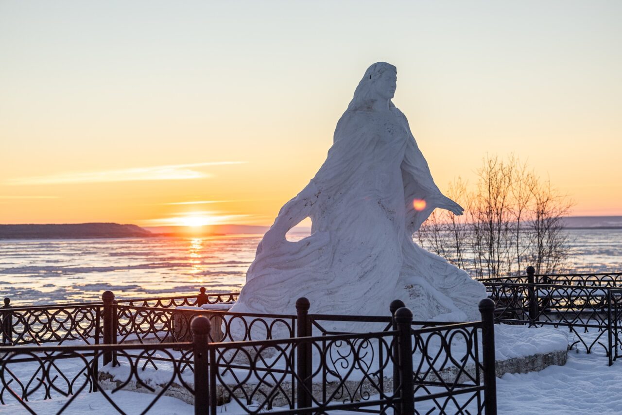Бывший мэр Сергей Щебляков придумал для города лозунг «У Олекмы женское лицо». В городе много женщин-активисток, а символ Олекминска — памятник реке Лене